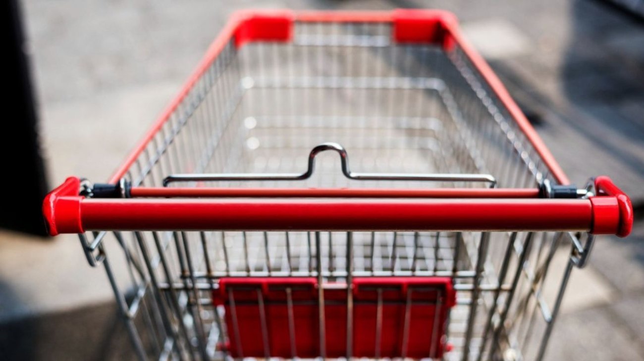 Detienen a dos que movían cadáver en carrito de supermercado