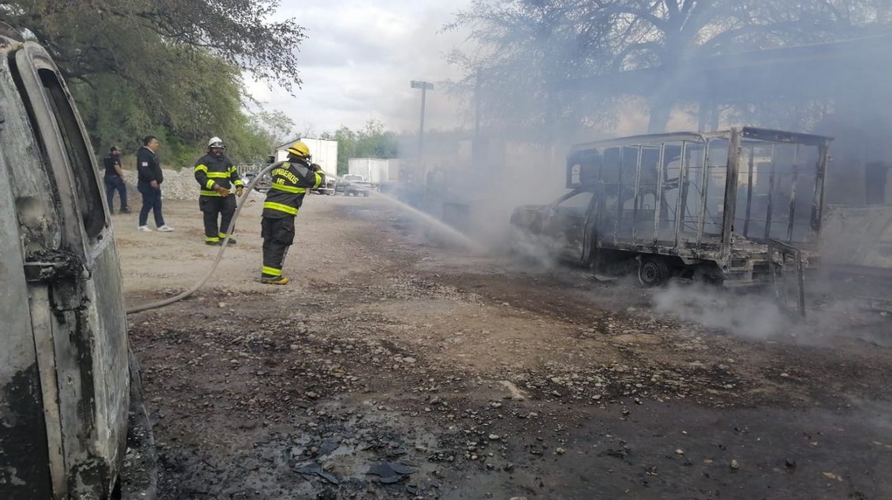 Explota auto tanque con diesel en un predio en Apodaca