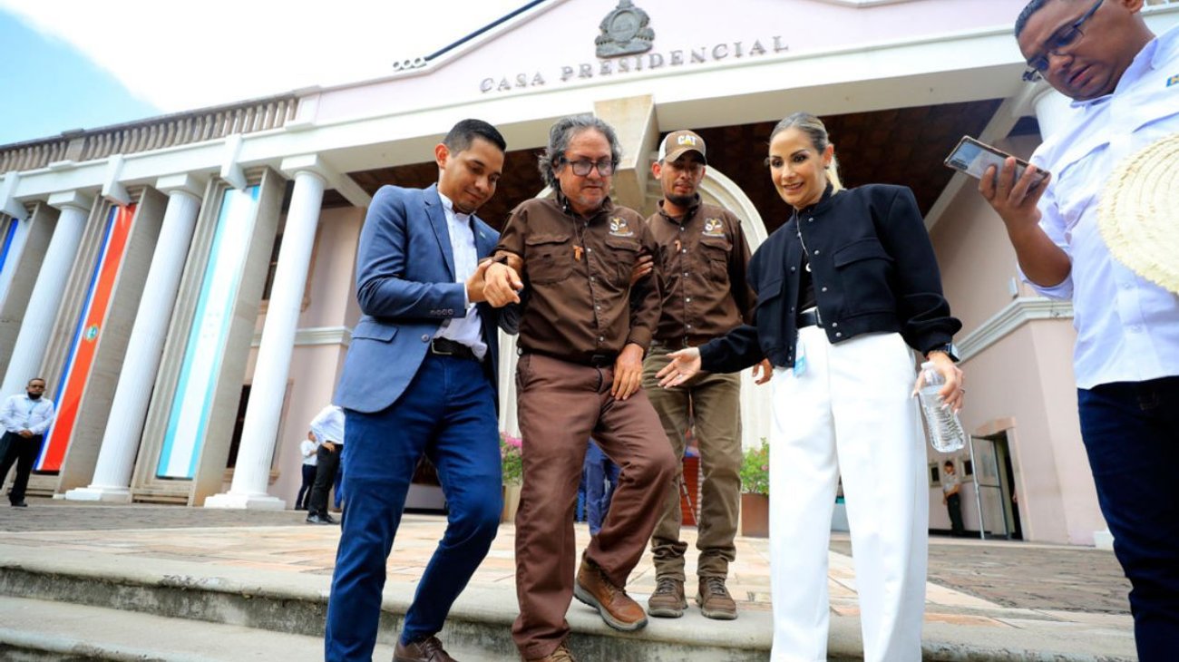 Sacerdote camina 240 km por ayuda de presidenta de Honduras