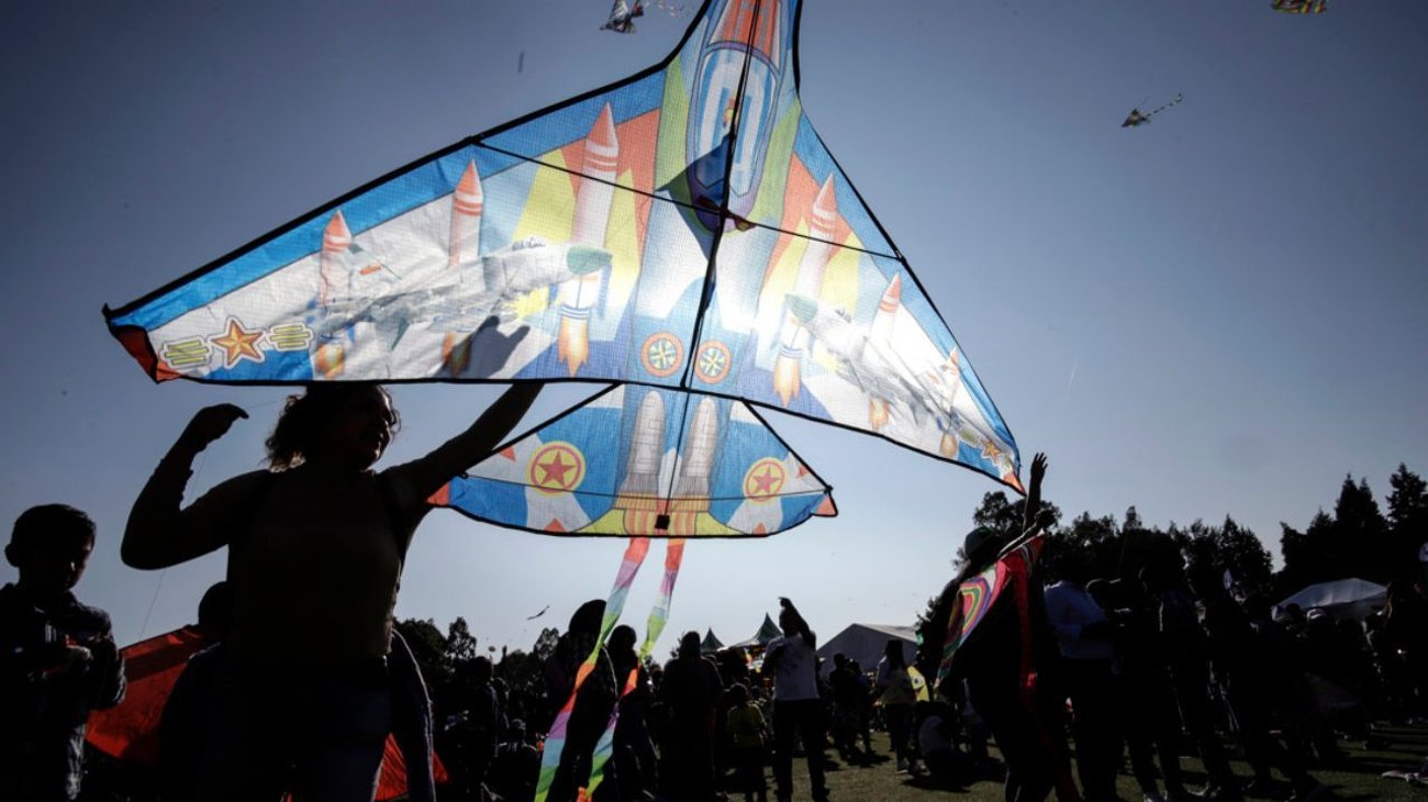 Papalotes dan vida al cielo en el Festival Volarte en Puebla