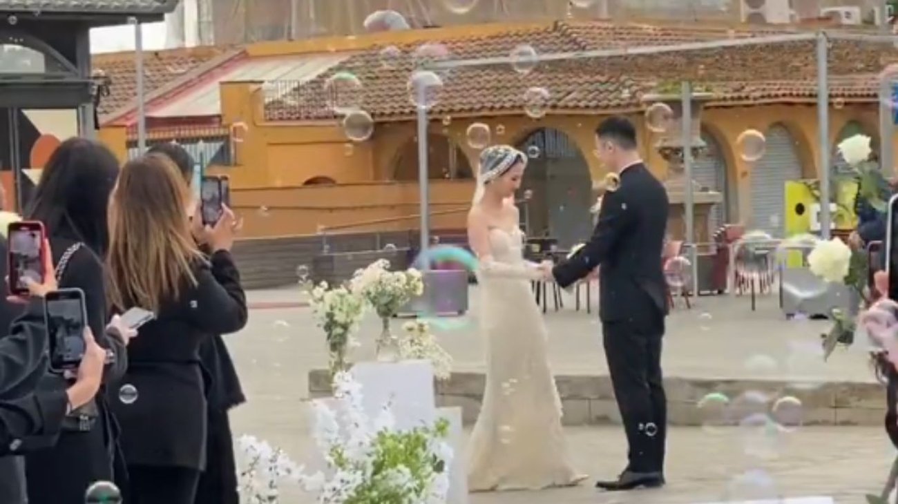Pareja se casa ante 60 desconocidos invitados por una app