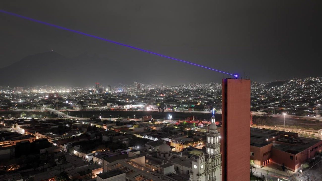 Vuelve a cobrar vida rayo láser del Faro del Comercio