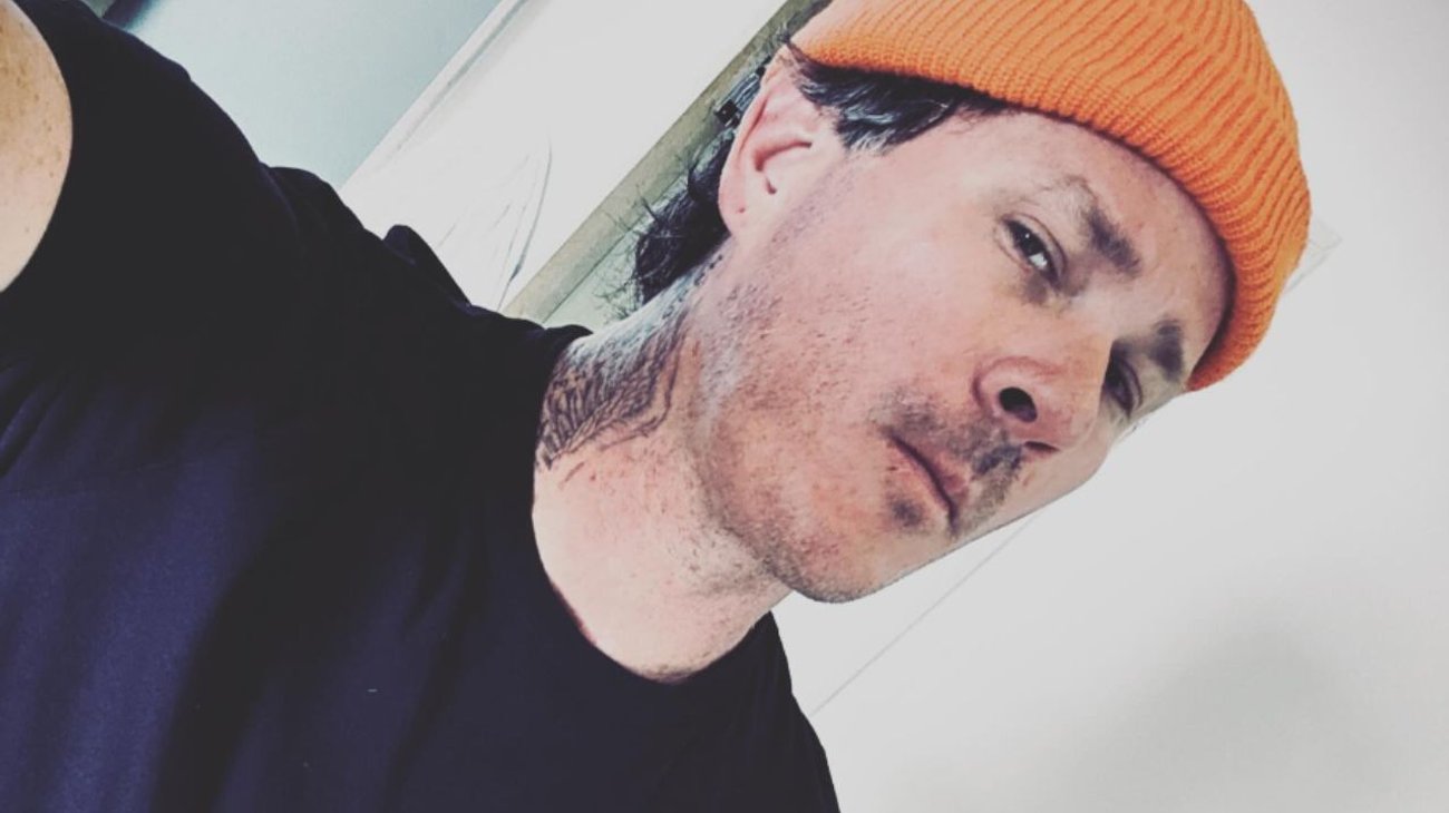 Tom DeLonge se disculpa por cancelar conciertos de Blink-182
