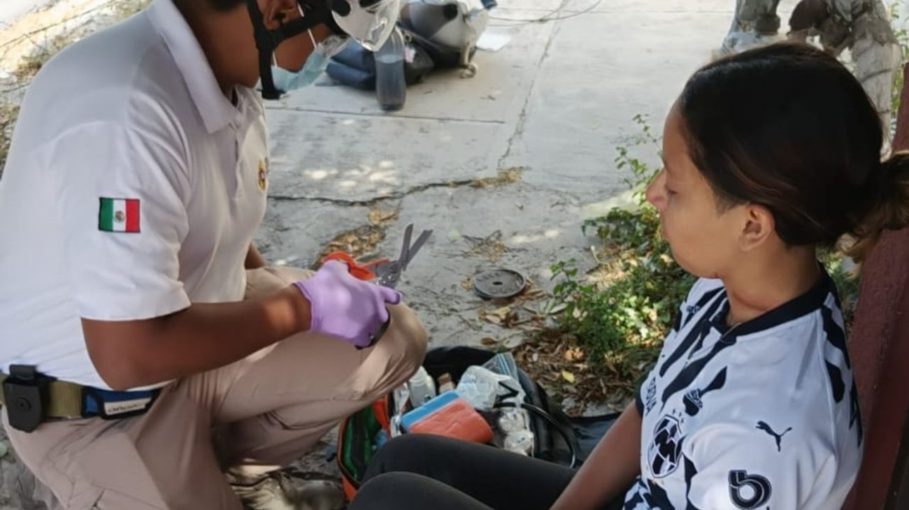 Cables colgados tiran a universitaria de su moto