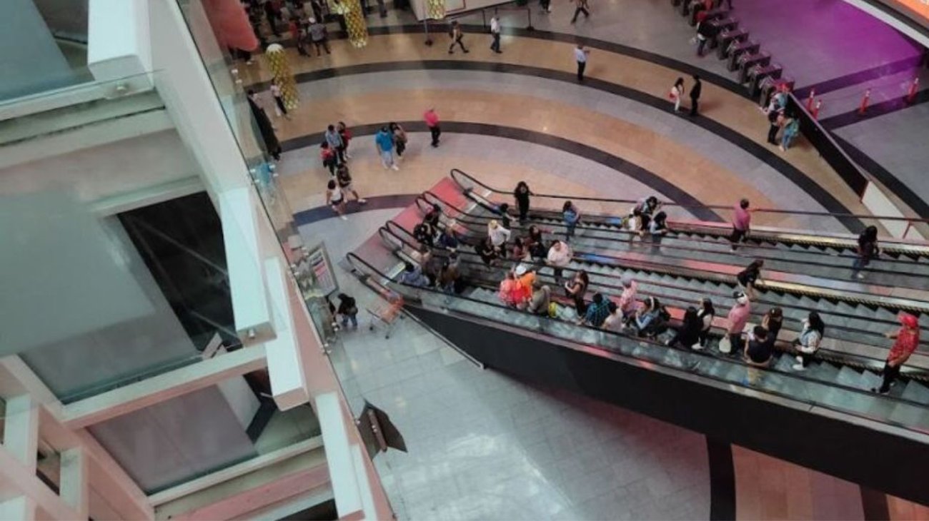 Hombre cae del tercer piso de centro comercial en CDMX