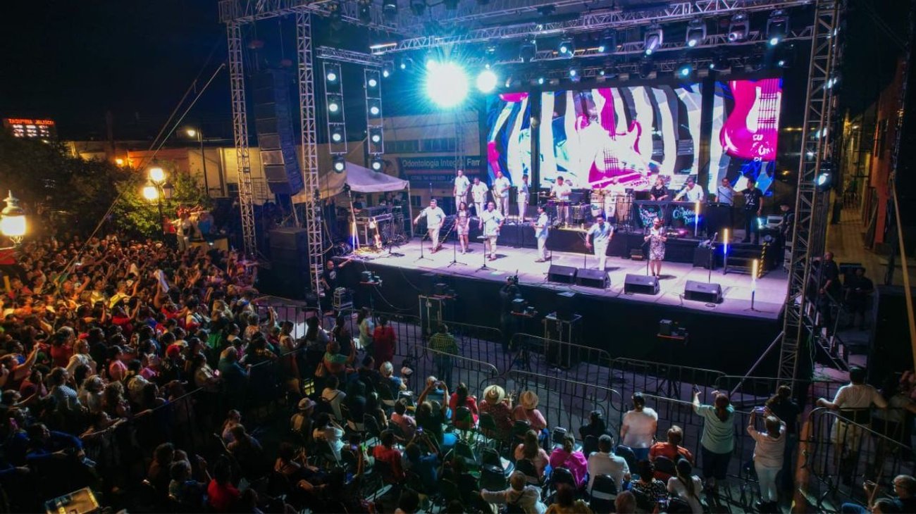 Acuden mamás a fiesta con Los Ángeles Azules en Ramos Arizpe