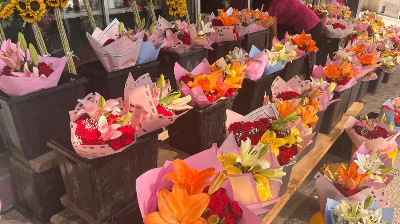 Regios visitan florerías desde muy temprano el 10 de mayo