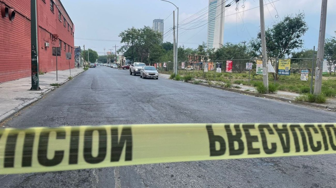 Detienen a tres individuos y aseguran vehículo en Monterrey