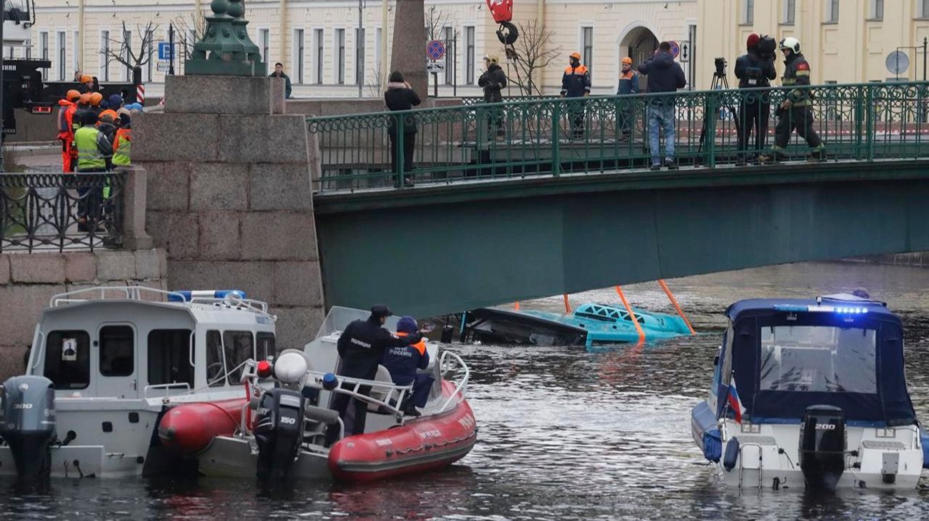 Mueren siete al caer al río un autobús desde un puente