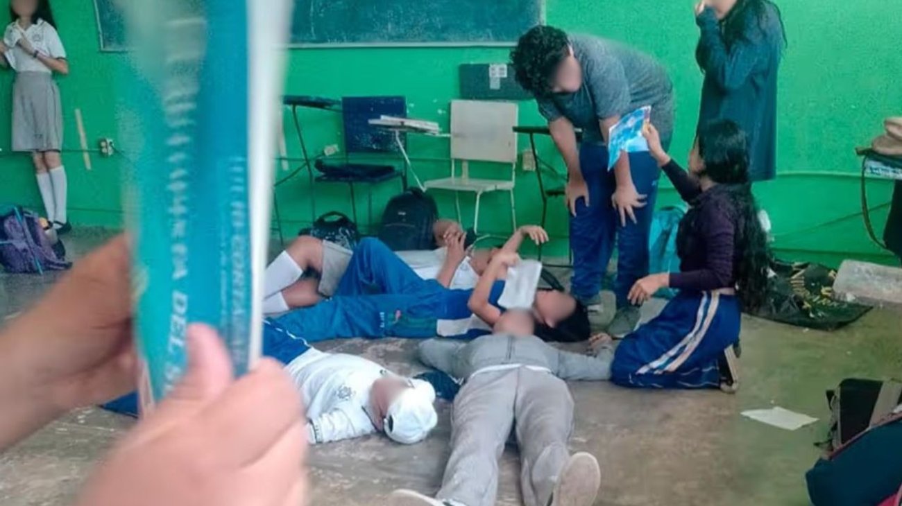 Maestro encierra a alumnos en salón sin ventilación a 50°C