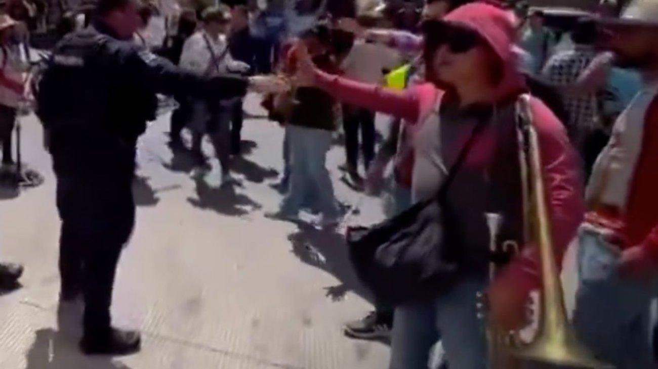 Marchan músicos por prohibición y pelean con policías