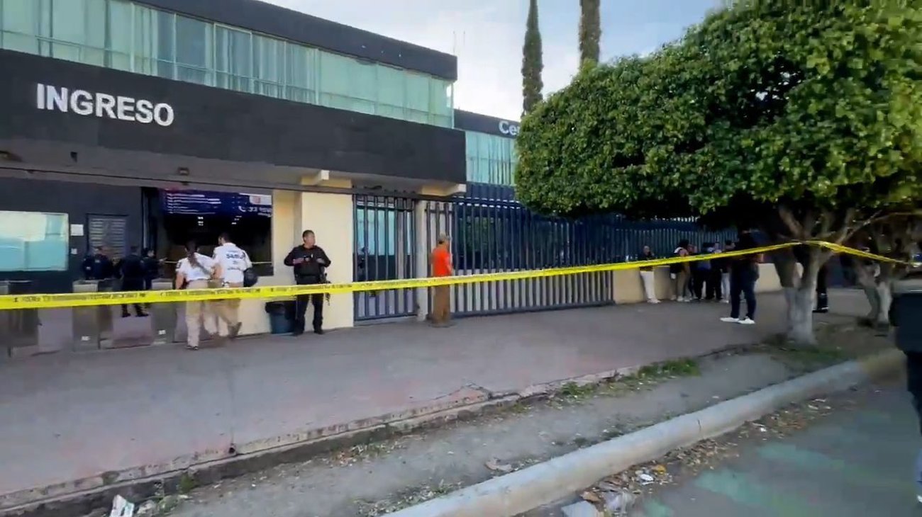 Matan a machetazos a 2 mujeres en universidad de Guadalajara