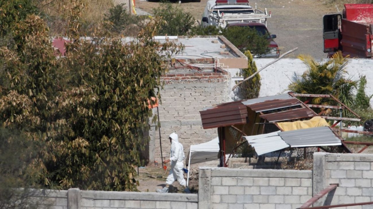 Hallan 113 fragmentos óseos en fosa clandestina en BCS