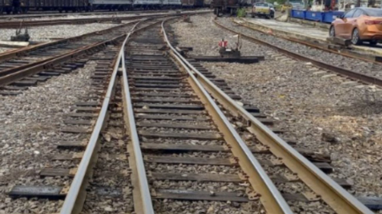 Madre muere para salvar a su hijo de ser arrollado por tren