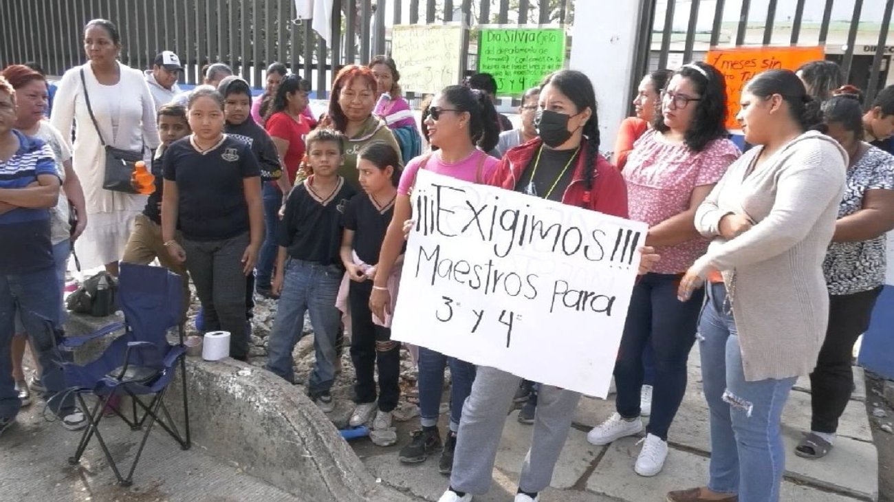 Padres de familia cierran primaria en Ciudad Victoria