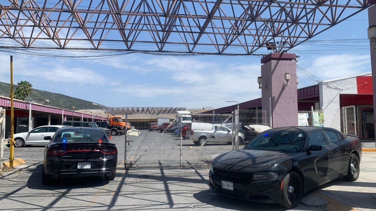 Decomisan camionetas robadas en lote de autos