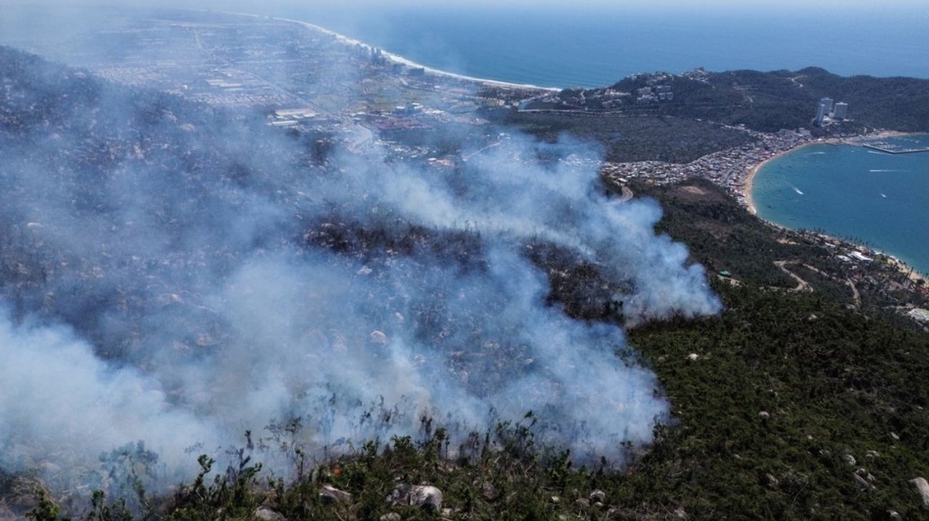 Dos incendios forestales aún activos afectan a Acapulco