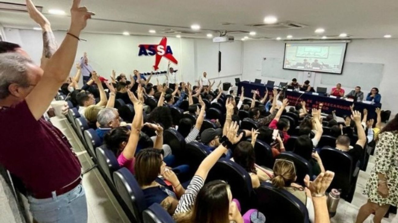 Llegan a acuerdo para evitar huelga de sobrecargos