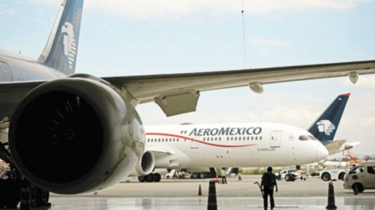 Sobrecargos alistan huelga en Aeroméxico para junio