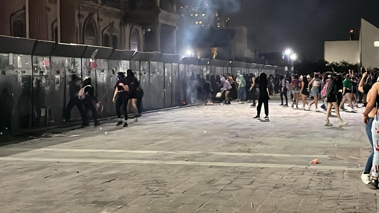 Mujeres neoleonesas intentan derribar muralla en Palacio