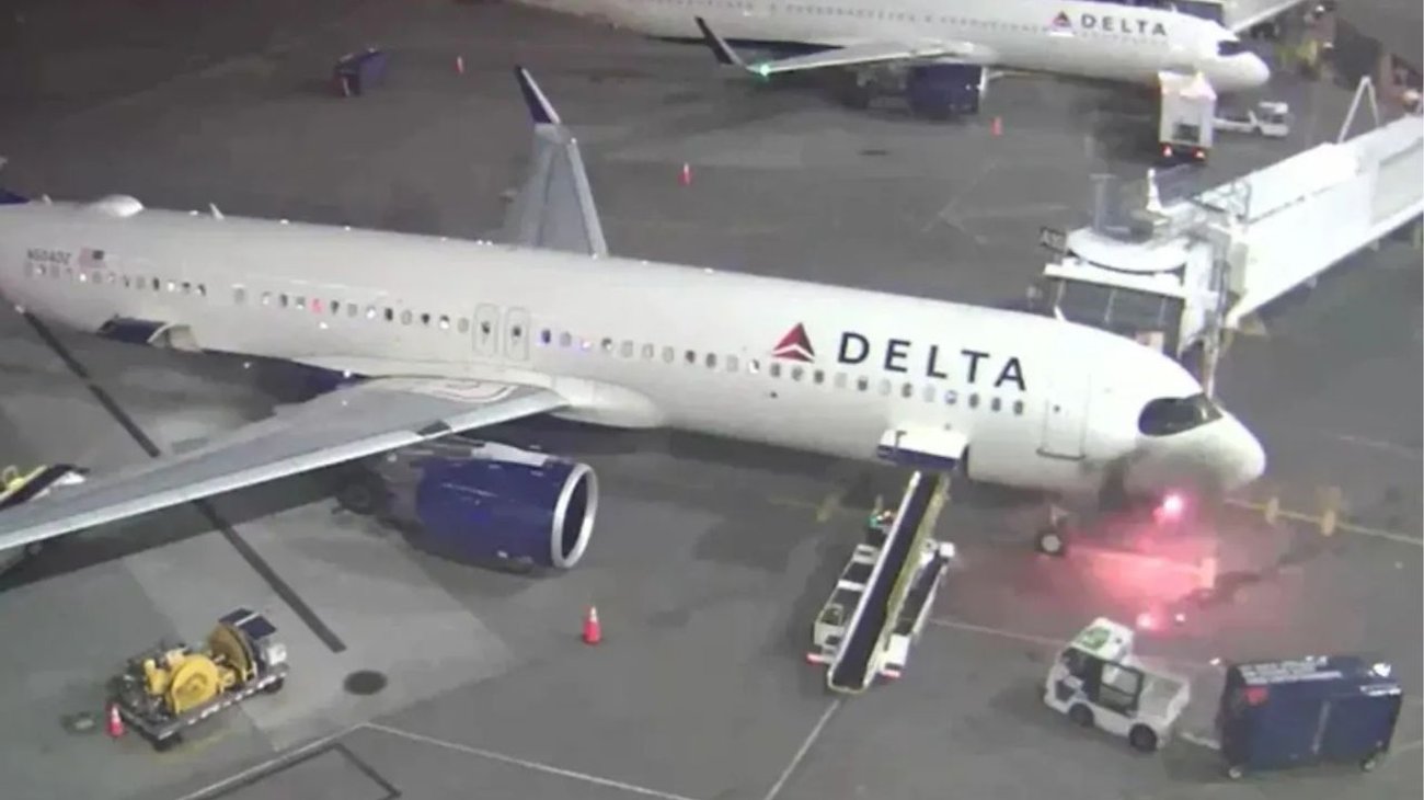 Avión procedente de Cancún se incendia al aterrizar en EUA