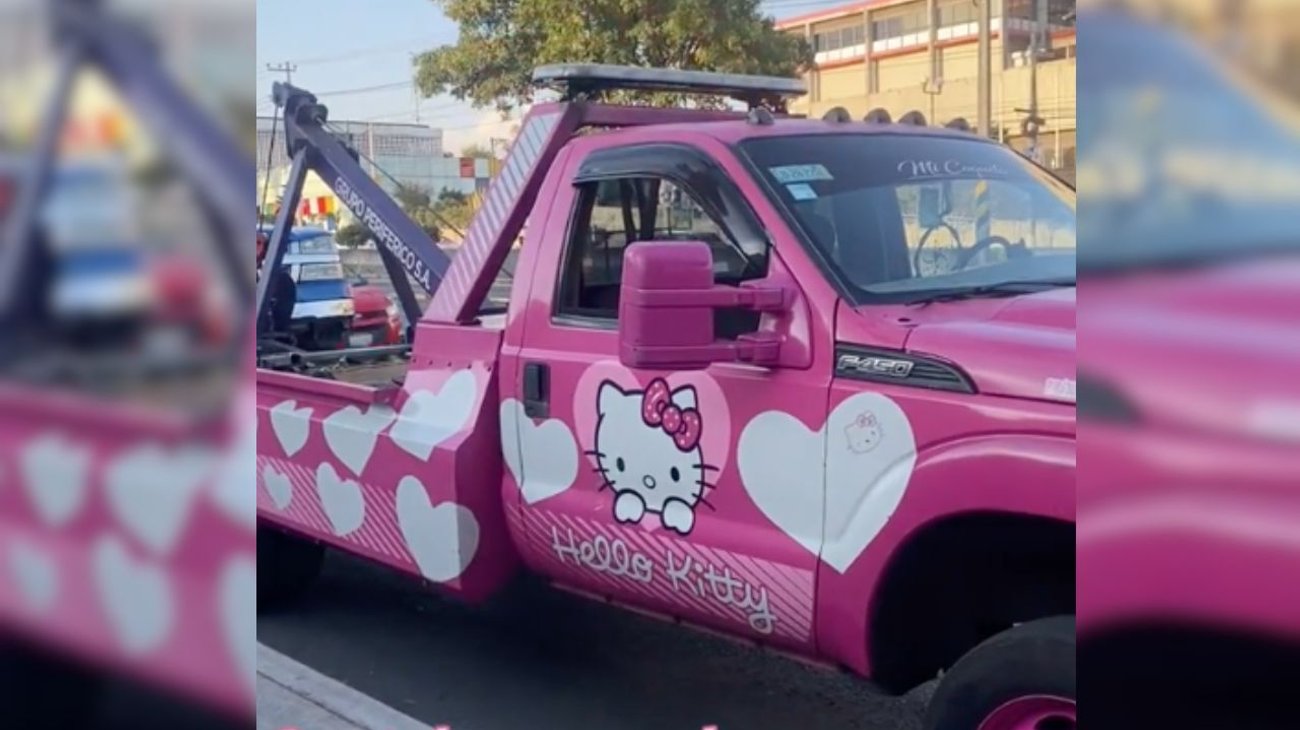 Captan grúa de Hello Kitty en CDMX y se hace viral