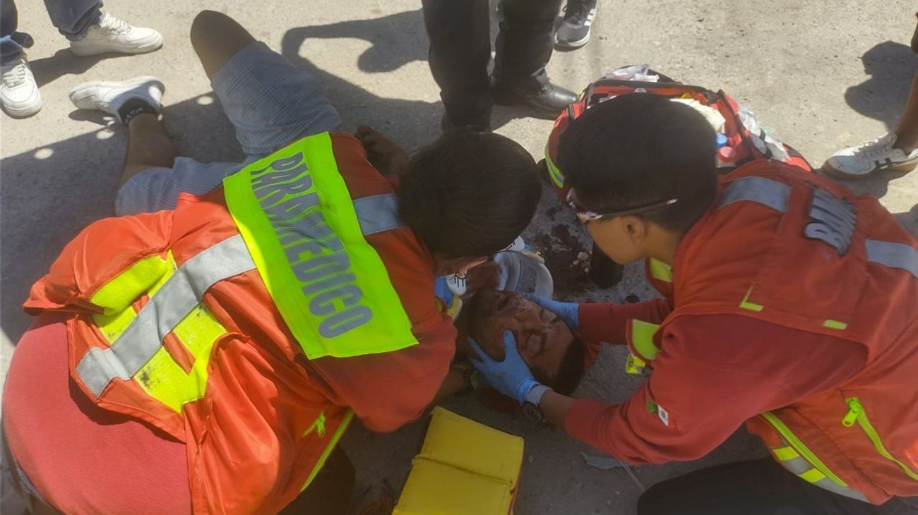 Motociclista impacta camioneta y sale volando sin casco