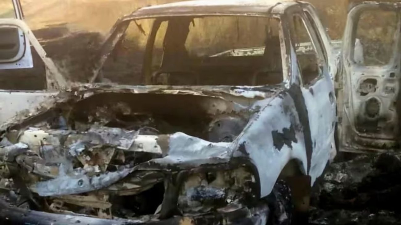 Hallan 4 cuerpos incinerados en una camioneta en Michoacán
