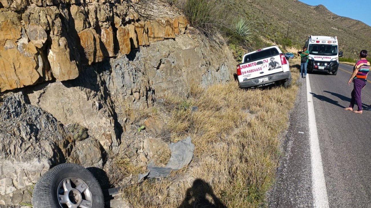 Pierde neumático y sale del camino en carretera a Monclova