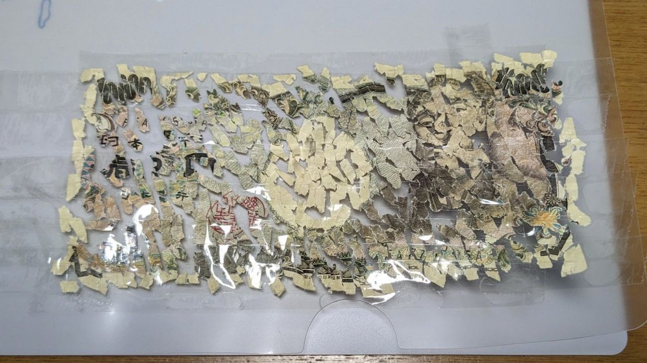 Joven reconstruye billete triturado y el banco lo acepta