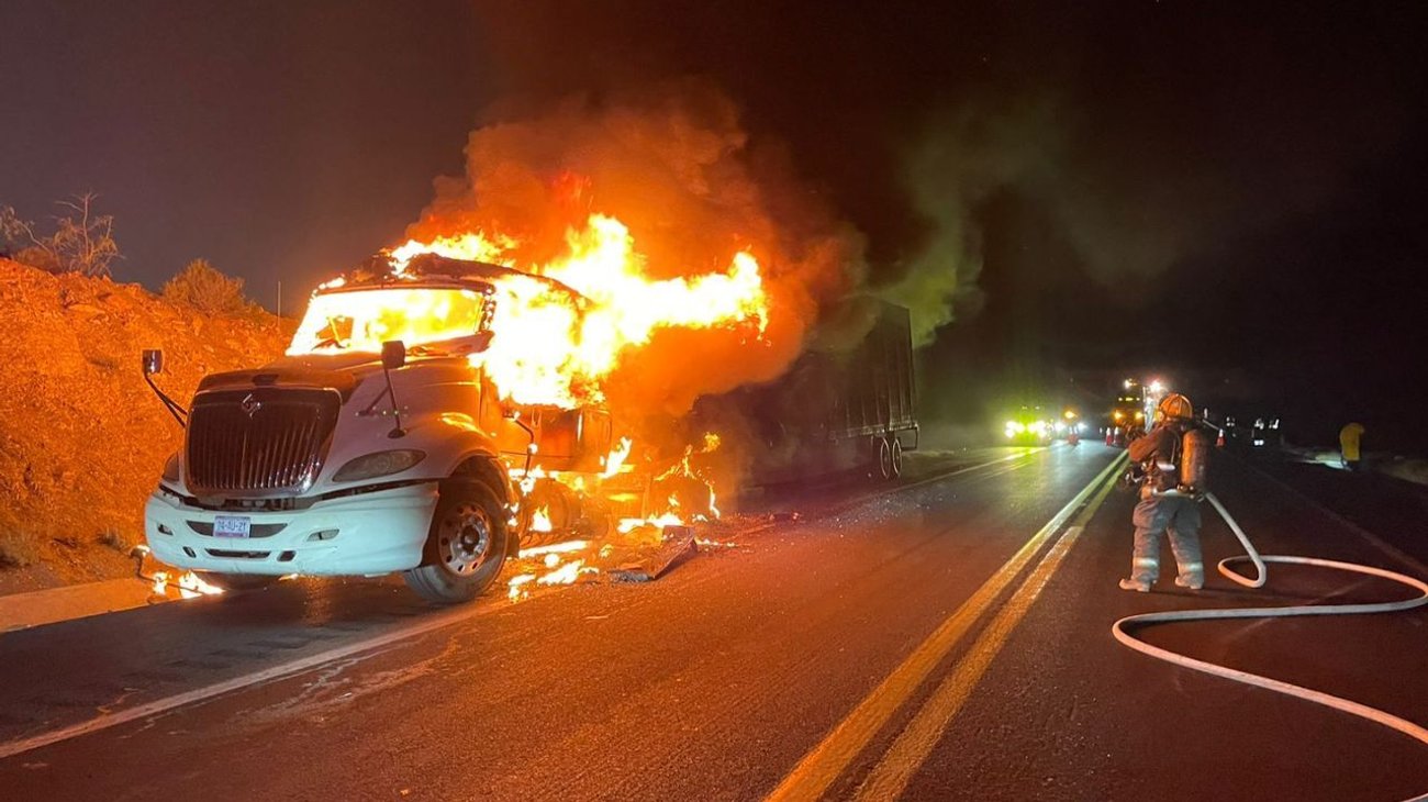 Se incendia tráiler que transportaba refrescos en Coahuila