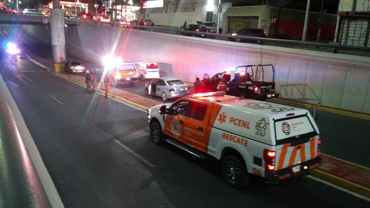 Pierde el control de su auto, se estrella en muro y muere