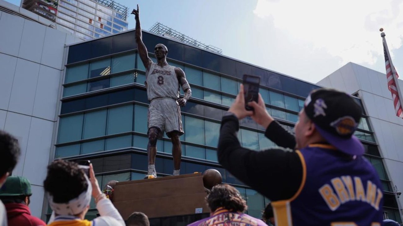 Los Lakers inauguran la estatua de Kobe Bryant