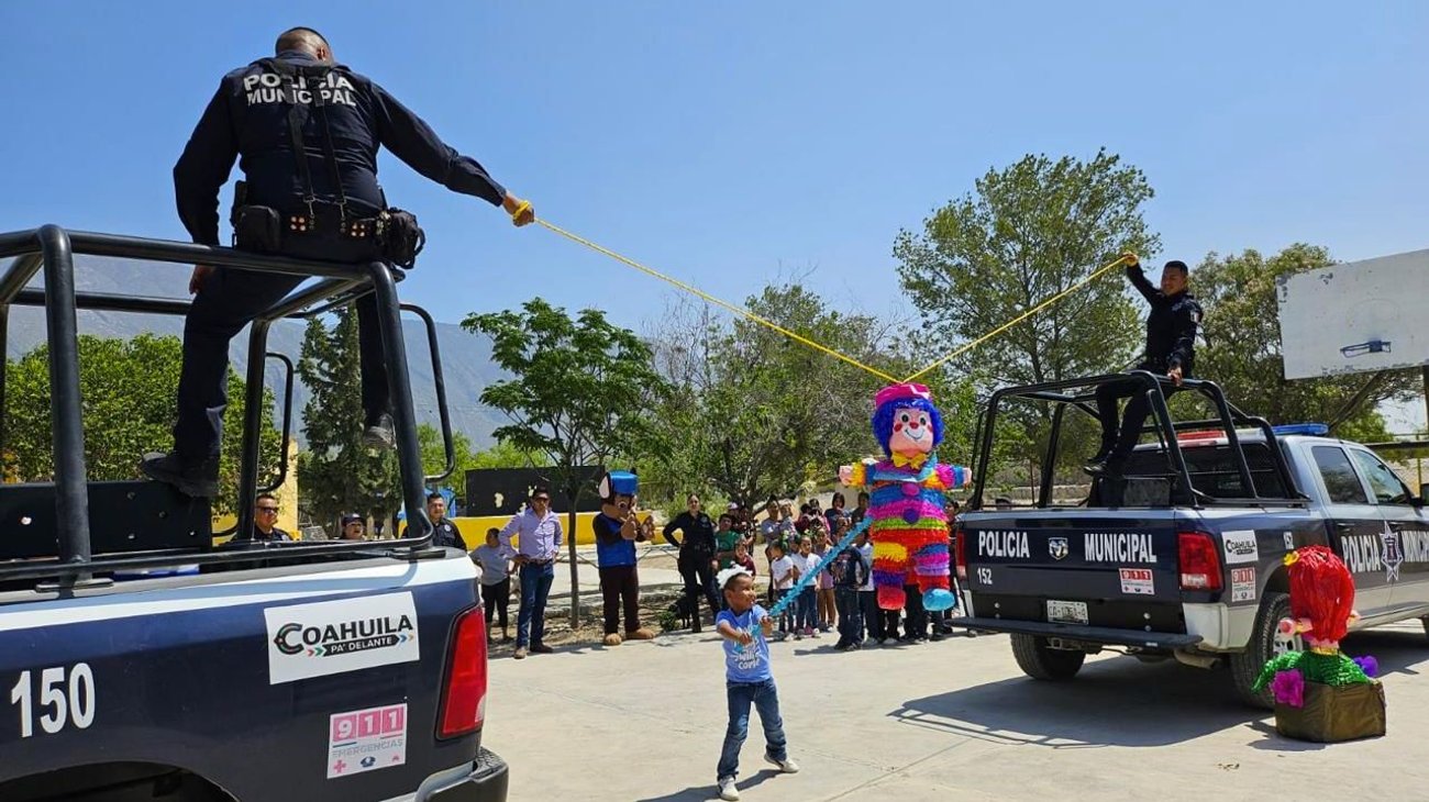 Celebra Policía a los niños de Ramos Arizpe, Coahuila