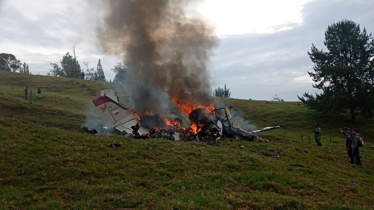 Desplome de avión ambulancia deja cuatro muertos en Colombia