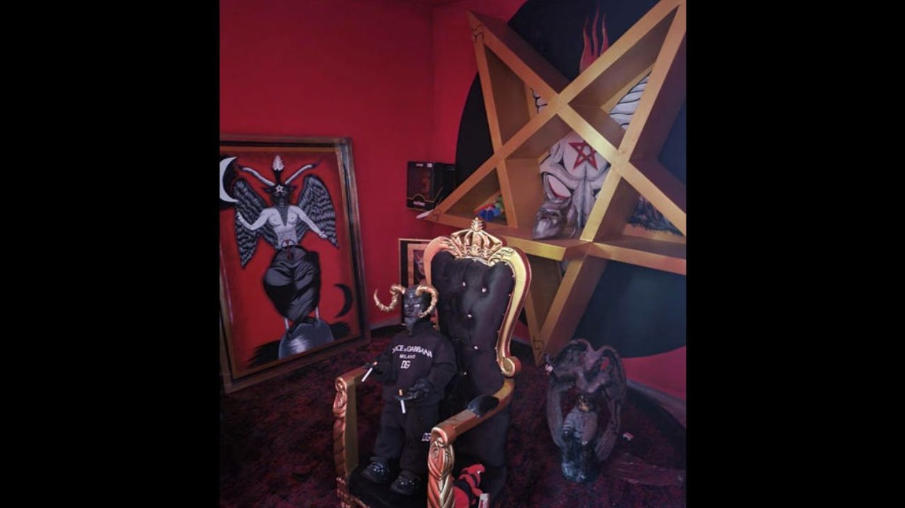 Hallan en altar satánico un diablo vistiendo Dolce & Gabbana