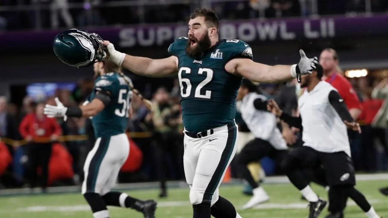 Jason Kelce se disculpa por romper el teléfono de aficionado
