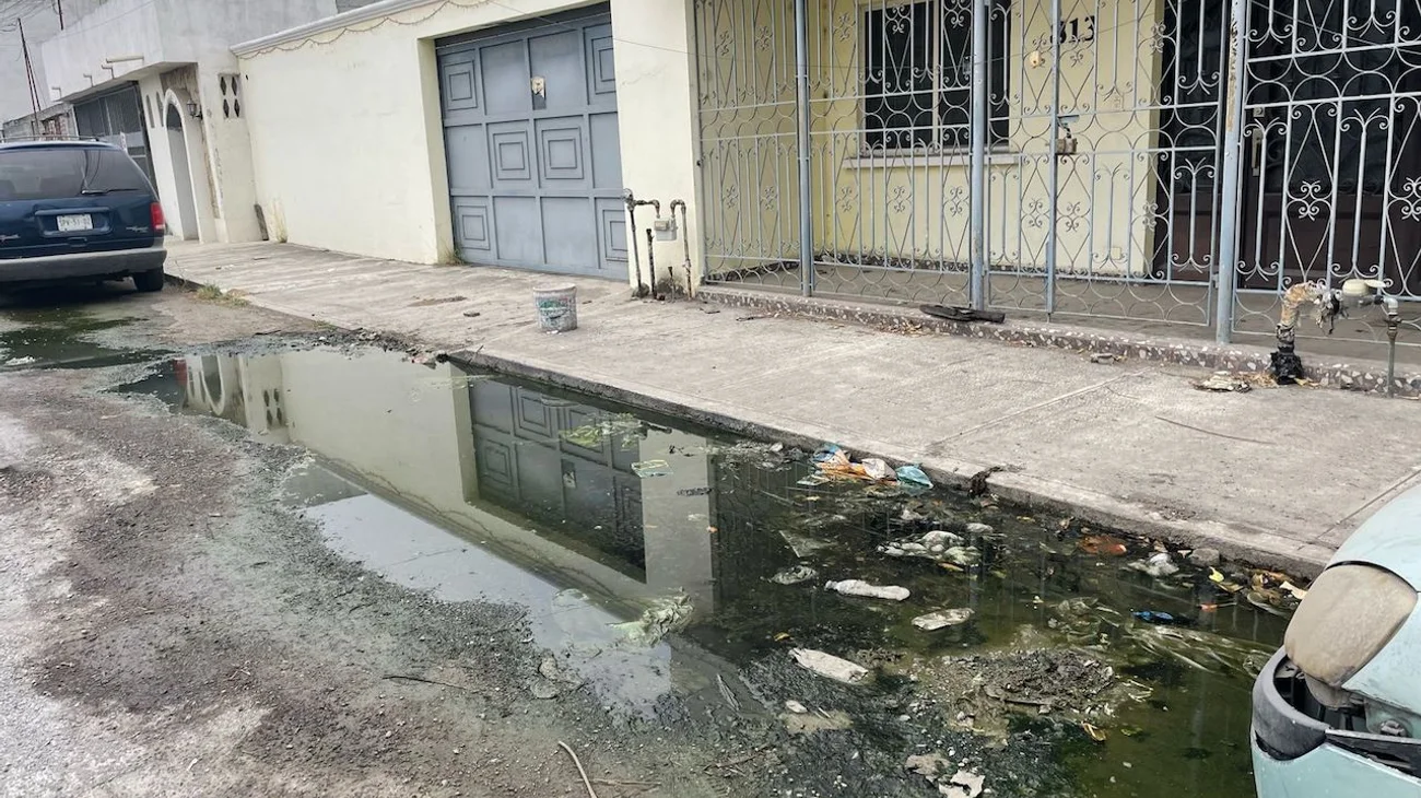 Denuncian drenaje desbordado en la colonia La Pastora