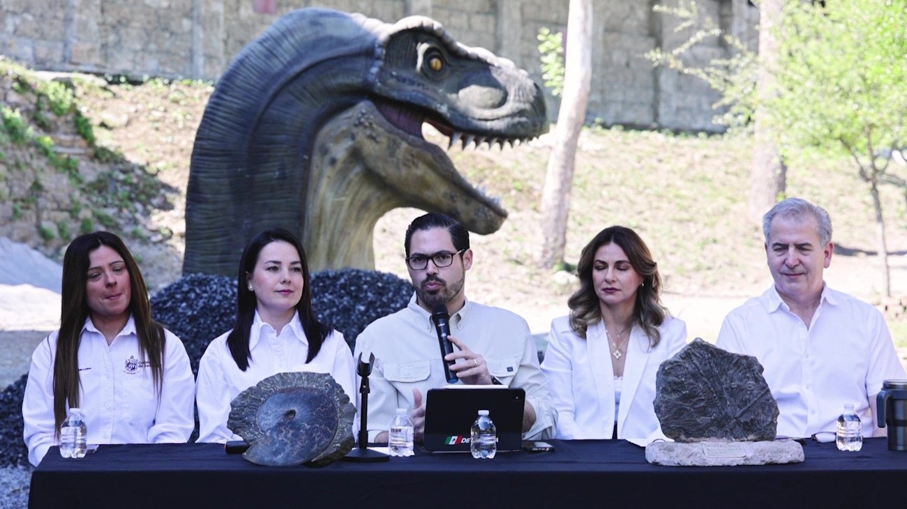 Presenta Santiago el museo Tierra de Dinosaurios