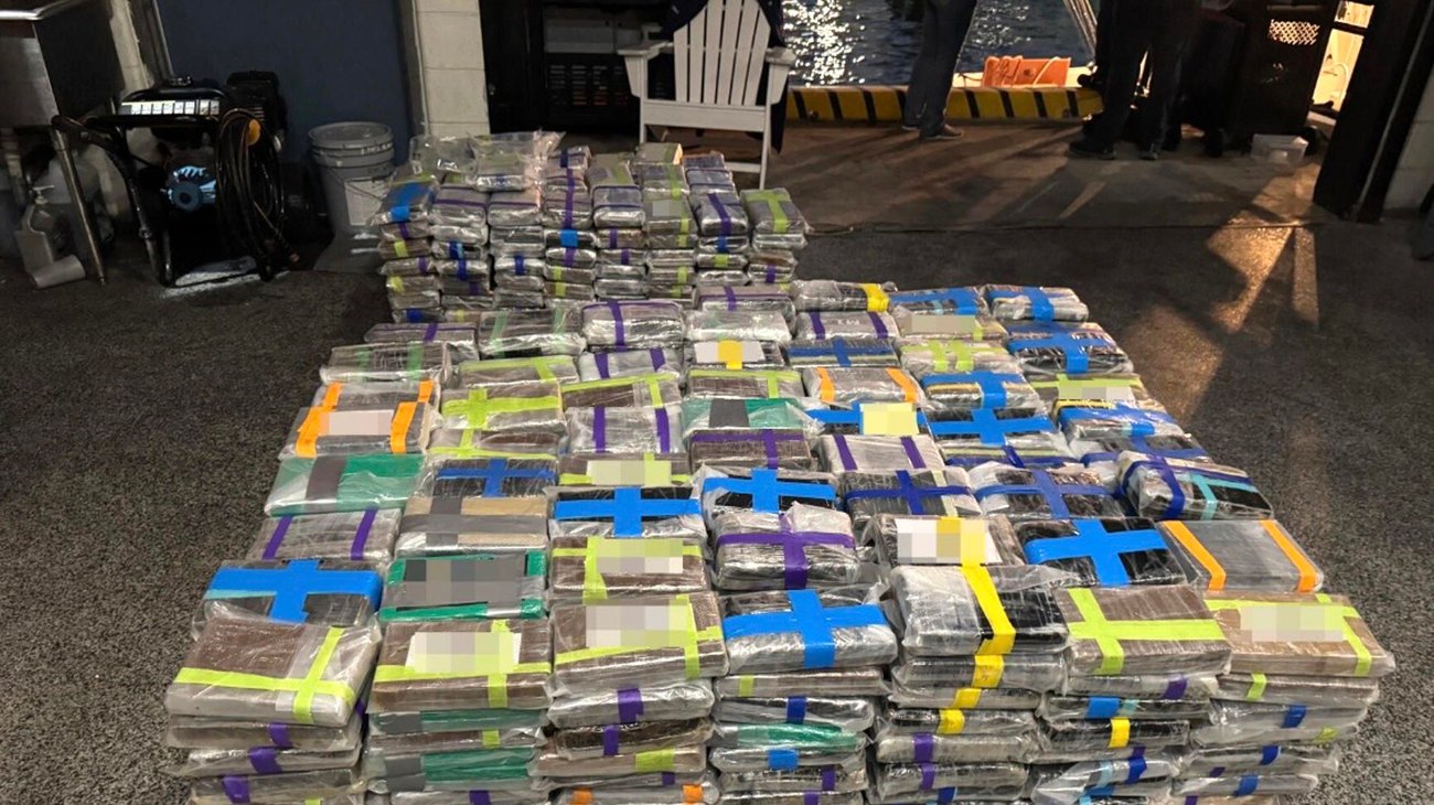 Arrestan a tres personas y decomisan 1.7 toneladas de cocaína