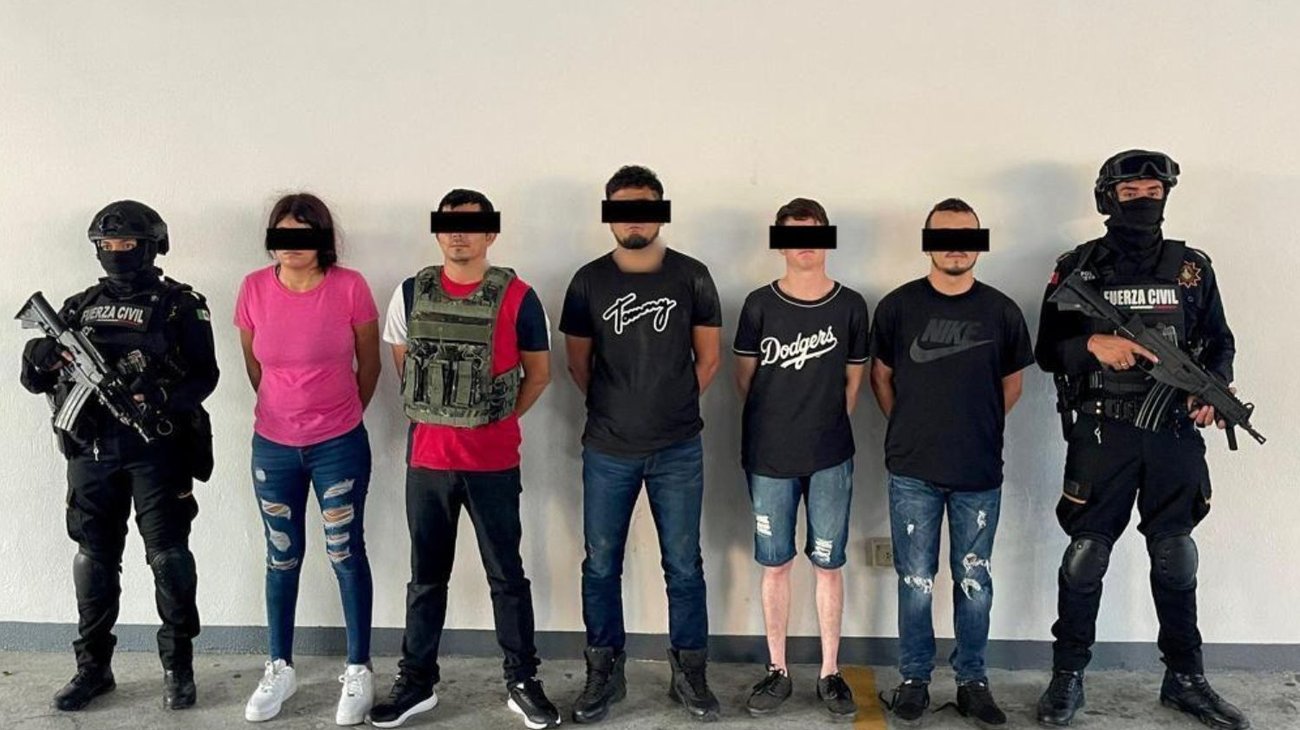 Detienen a cuatro hombres y una mujer con drogas y armas