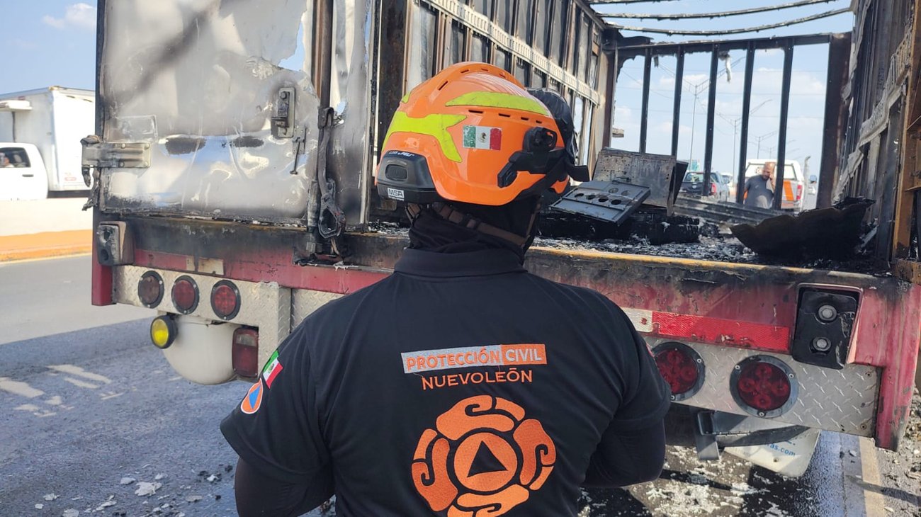 Camión termina en cenizas por incendio en autopista al Aeropuerto
