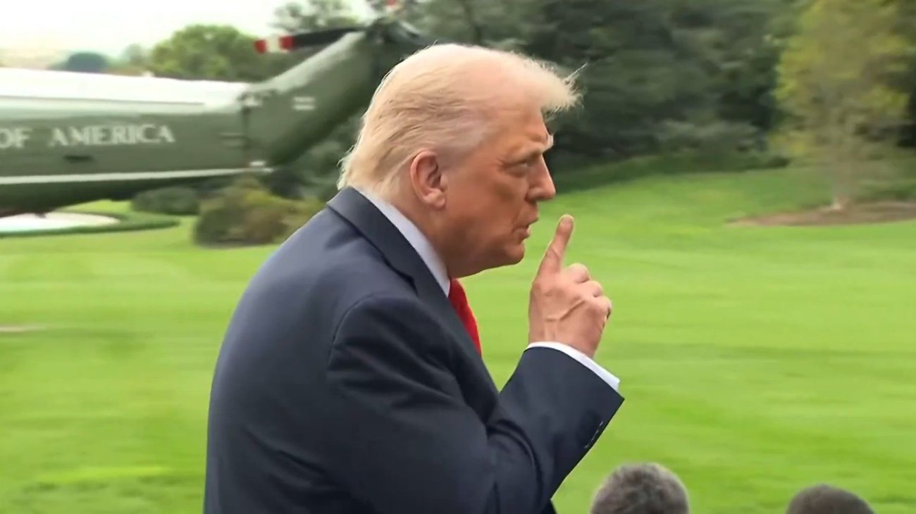 Trump manda a callar a reportero que cuestionó sus negocios