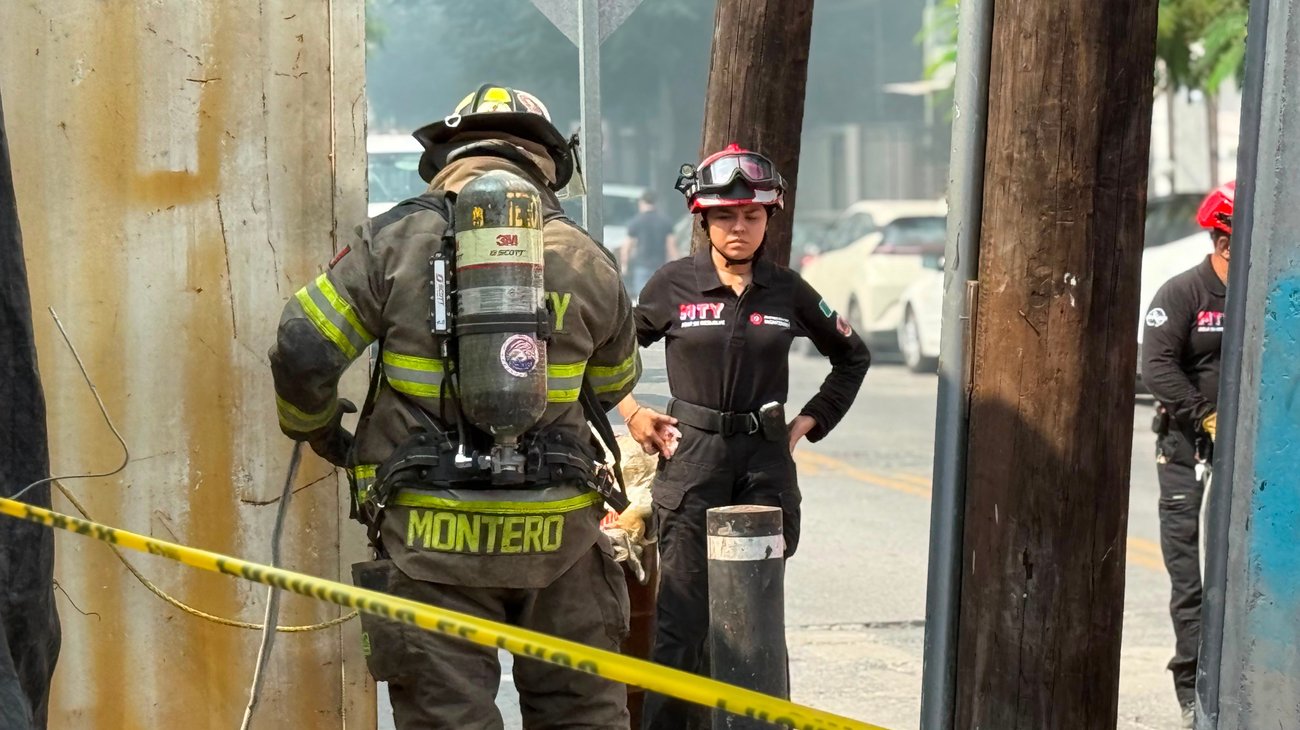 Sofocan incendio en lote baldío en el centro de Monterrey