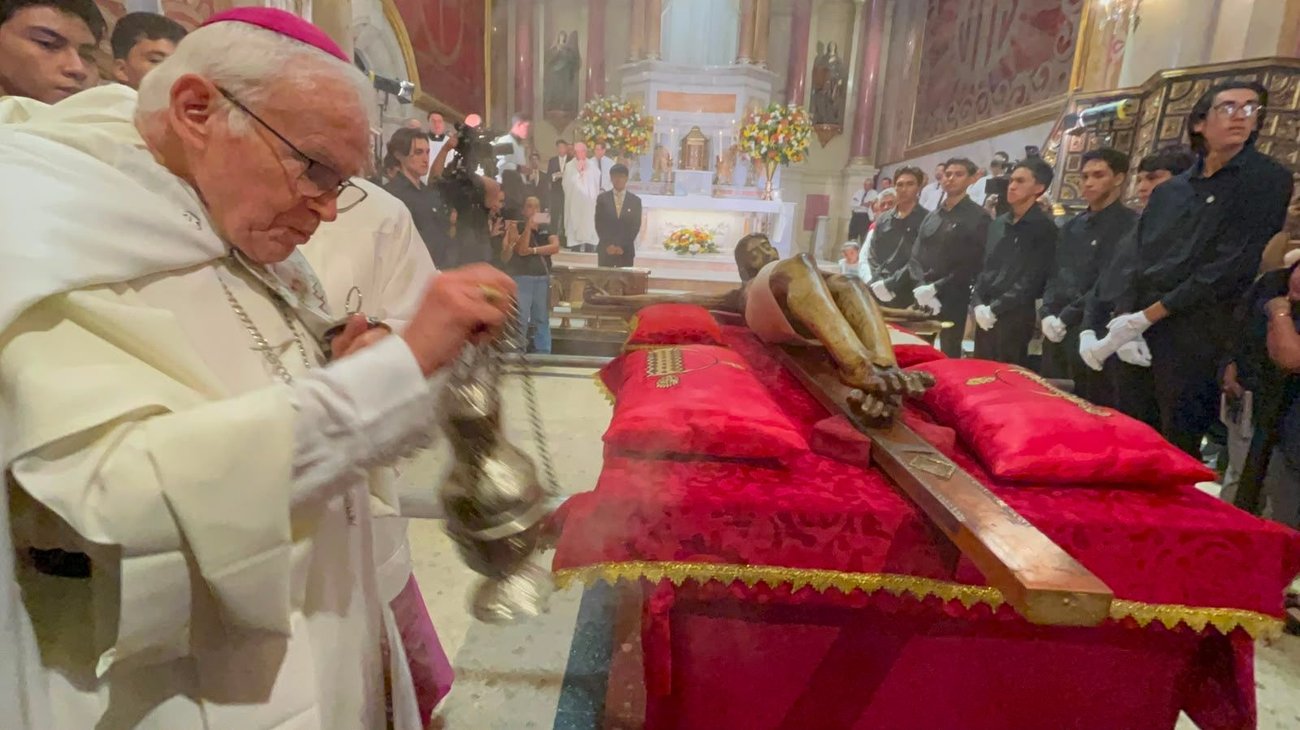 Fieles veneran al Santo Cristo de la Capilla en Saltillo