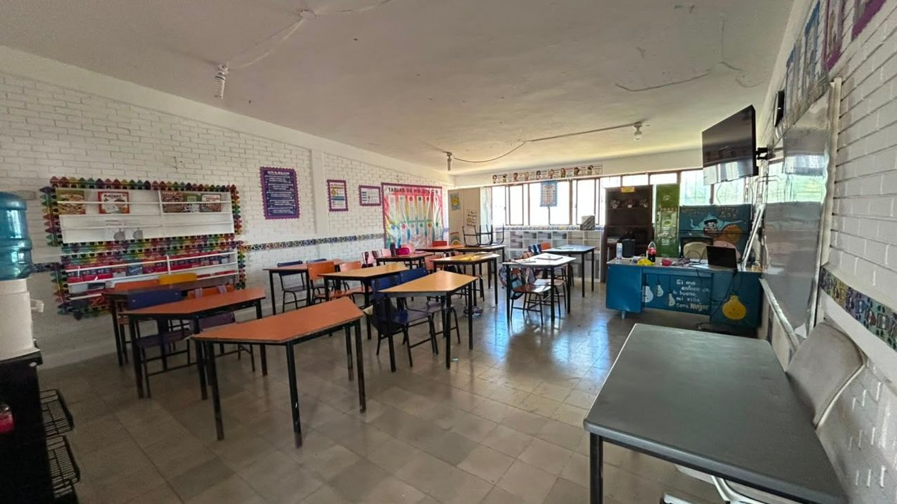 Falla eléctrica obliga a dar clases en patio de primaria