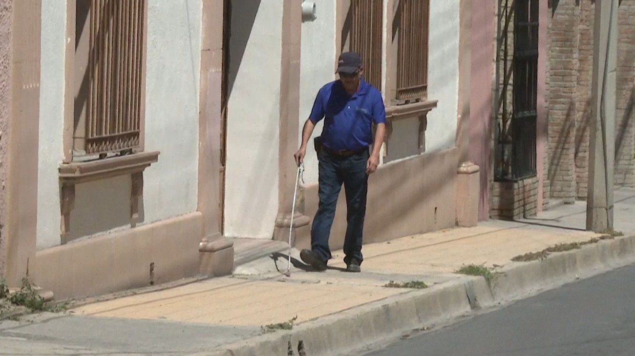 Denuncian mal estado de guías táctiles en Saltillo
