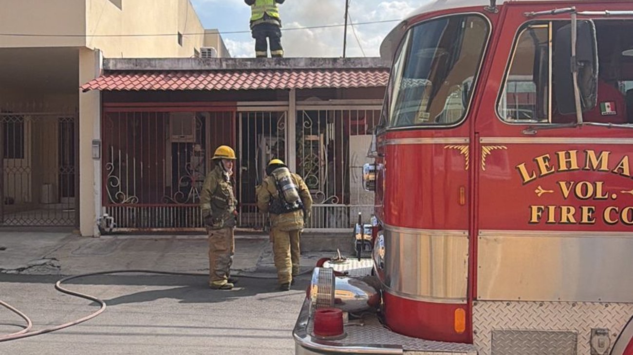 Explosión e incendio en vivienda deja daños materiales