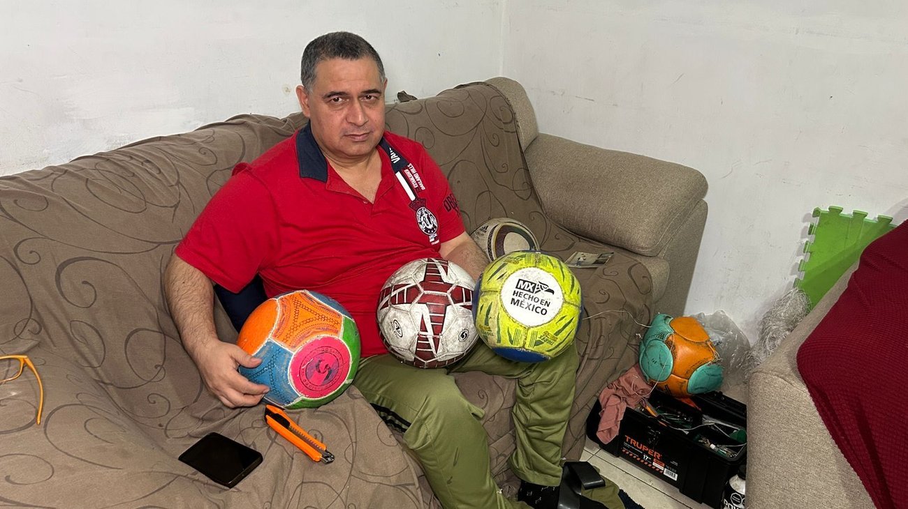 Lucha por salir adelante reparando balones tras cirugía