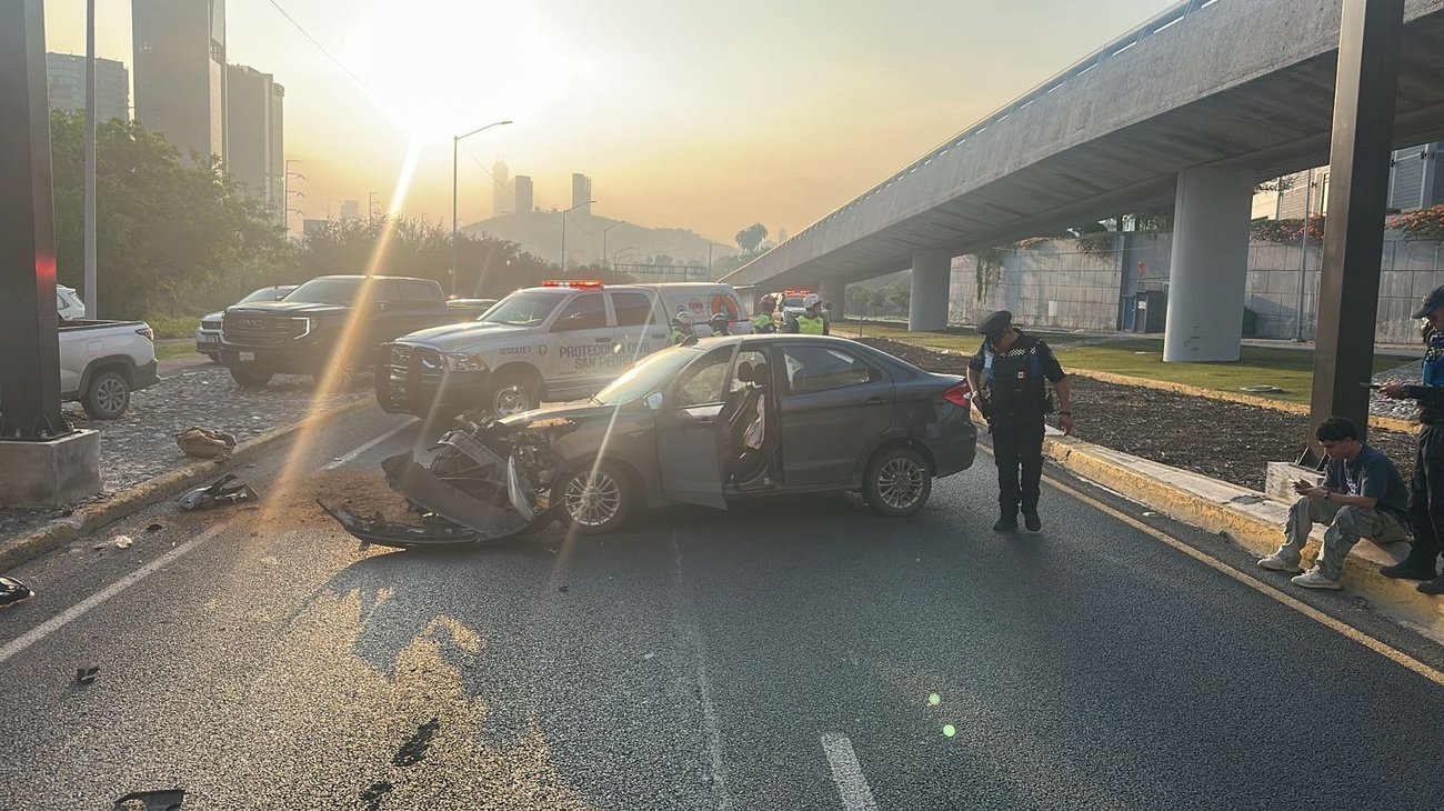 Auto choca contra poste y bloquea carriles en Morones Prieto